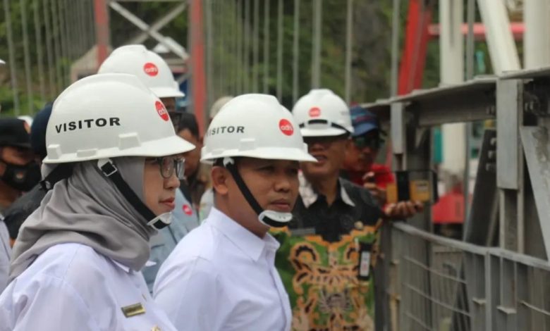 Kunjungan Pemkab Lumajang pada pembangunan Gladak Perak di Kecamatan Candipuro. Sumber: Instagram humas_lumajang