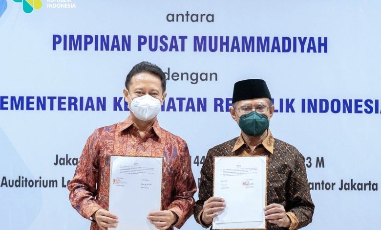 Budi Gunadi Sadikin (Menteri Kesehatan) melakukan kerjasama dengan Haedar Nashir ( Ketum PP Muhammadiyah). Sumber: Instagram @kemenkes_ri