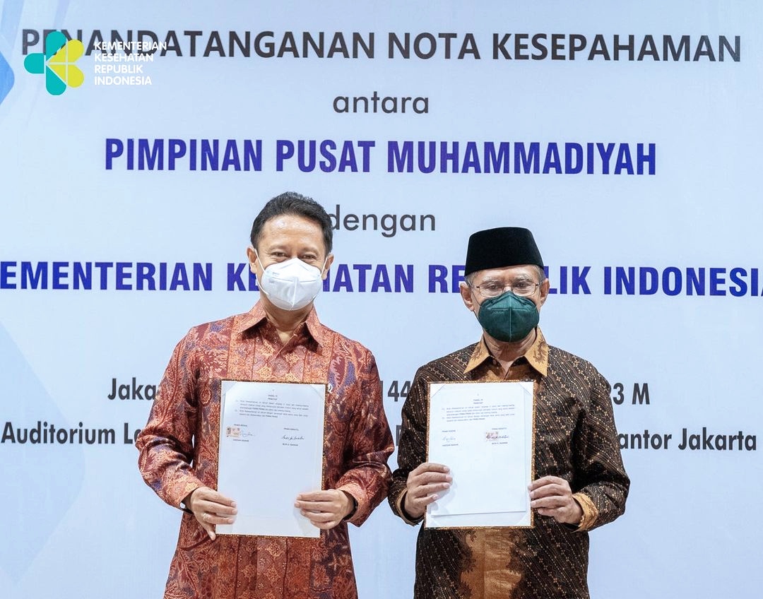 Budi Gunadi Sadikin (Menteri Kesehatan) melakukan kerjasama dengan Haedar Nashir ( Ketum PP Muhammadiyah). Sumber: Instagram @kemenkes_ri