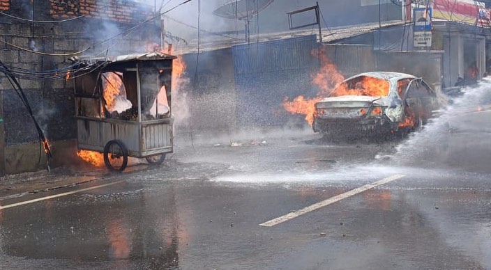 Mobil Terbakar di Jakarta Timur. Sumber Foto: Instagram @humasjakfire