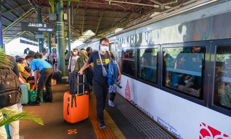 Penumpang Kereta Api Jarak Jauh, Sumber Foto: Laman www.kai.id