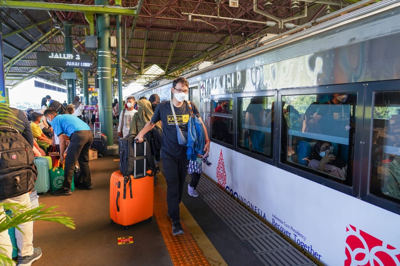 Penumpang Kereta Api Jarak Jauh, Sumber Foto: Laman www.kai.id