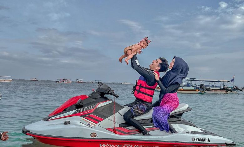 Ria Ricis dan Suami Ajak Anak Naik Jetski. Sumber Foto: Instagram @riaricis1795.