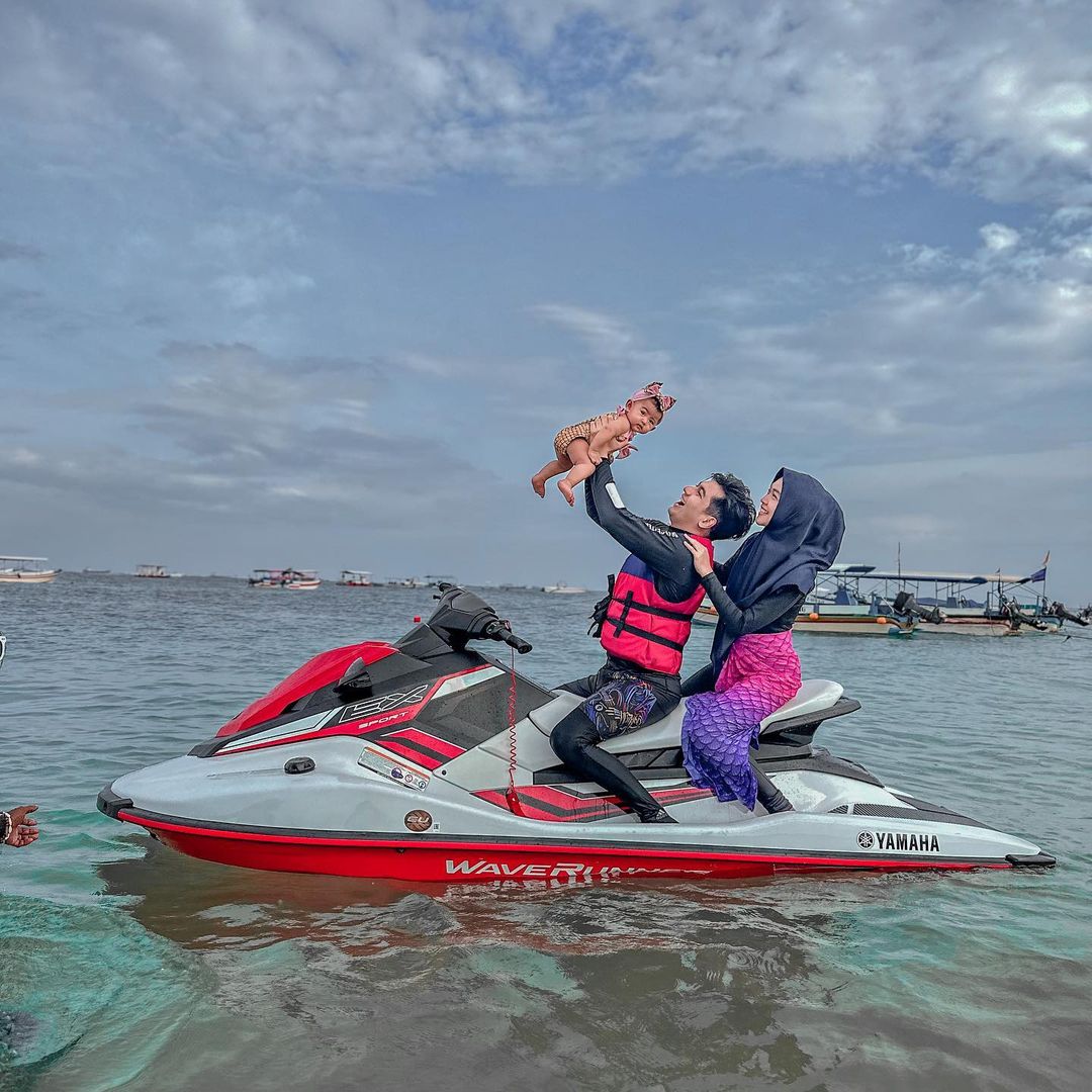 Ria Ricis dan Suami Ajak Anak Naik Jetski. Sumber Foto: Instagram @riaricis1795.