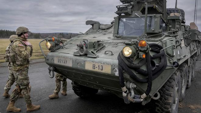 Tentara di samping kendaraan tempur Stryker di Vilseck. Sumber foto: thehindu.com