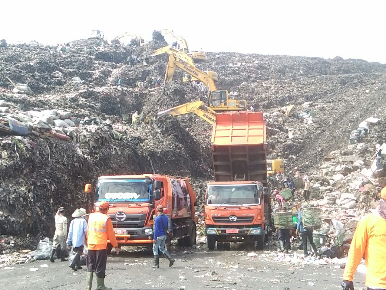 Petugas Kebersihan mengangku Sampah ke Bantar Gebang