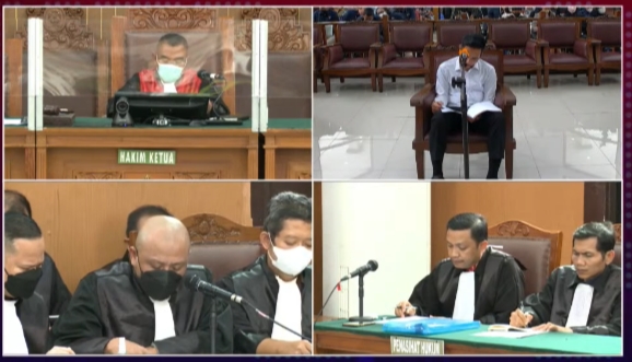 Bharada E saat menjalani sidang lanjutan kasus pembunuhan berencana. Sumber Foto: SS Youtube PN Jakarta Selatan