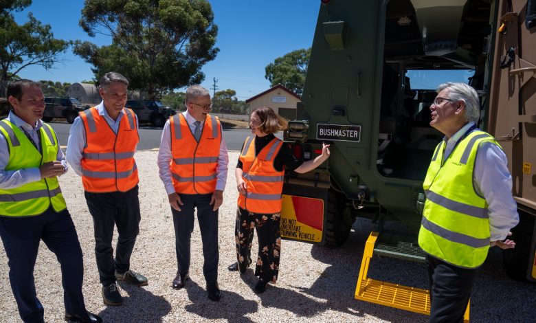 Anthony Albanese (Perdana Menteri Australia), Richard Marles, dan Lisa Chesters beserta pemilik Thales Australia. Sumber foto: Twitter @Anthony