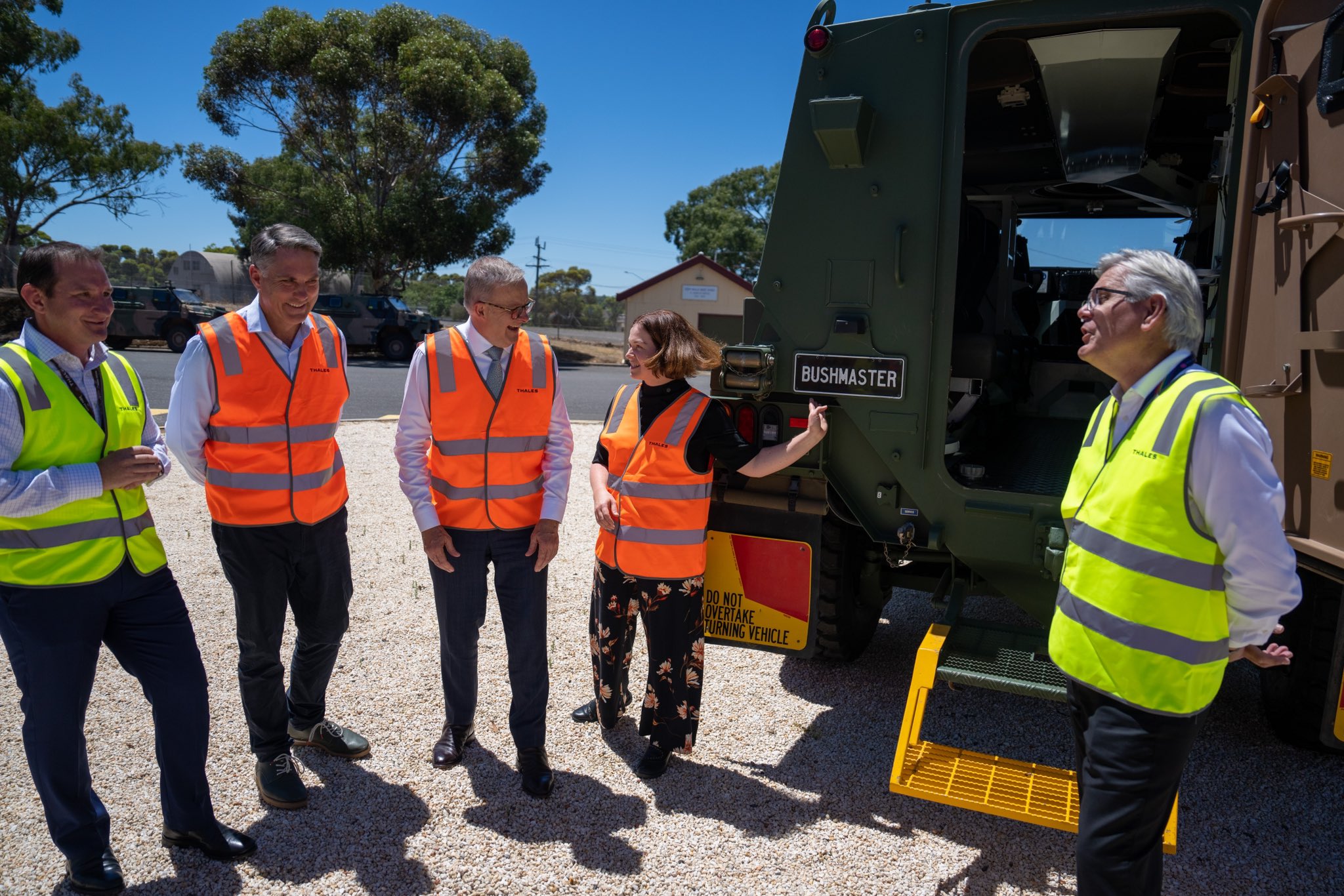 Anthony Albanese (Perdana Menteri Australia), Richard Marles, dan Lisa Chesters beserta pemilik Thales Australia. Sumber foto: Twitter @Anthony