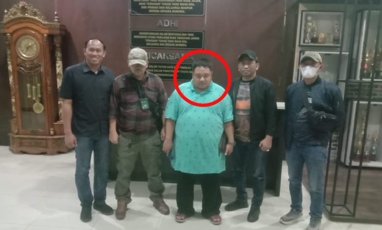 Pelaku saat ditangkap oleh Tim Tabur Kejaksaan Agung. Sumber Foto: website kejaksaan.