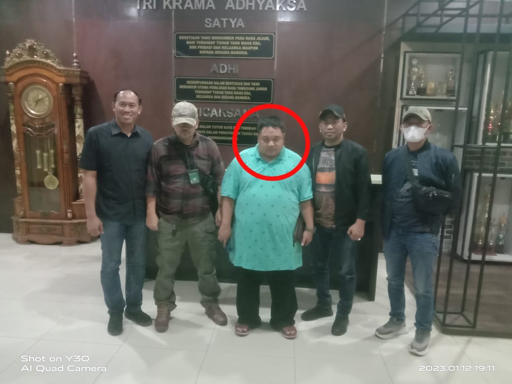 Pelaku saat ditangkap oleh Tim Tabur Kejaksaan Agung. Sumber Foto: website kejaksaan.