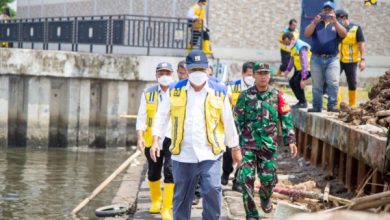Basuki Hadimuljono (Menteri PUPR) saat meninjau banjir semarang. Sumber foto: Laman pu.go.id