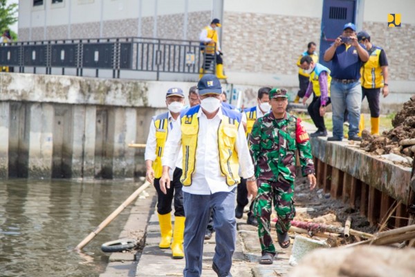 Basuki Hadimuljono (Menteri PUPR) saat meninjau banjir semarang. Sumber foto: Laman pu.go.id