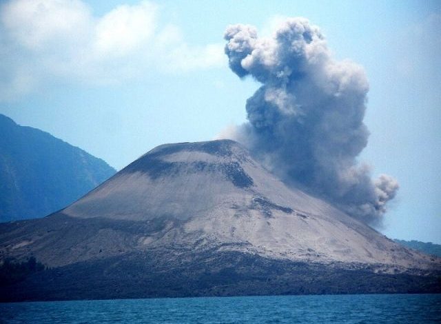 Gunung Anak Krakatau. Sumber Foto: Pinterest