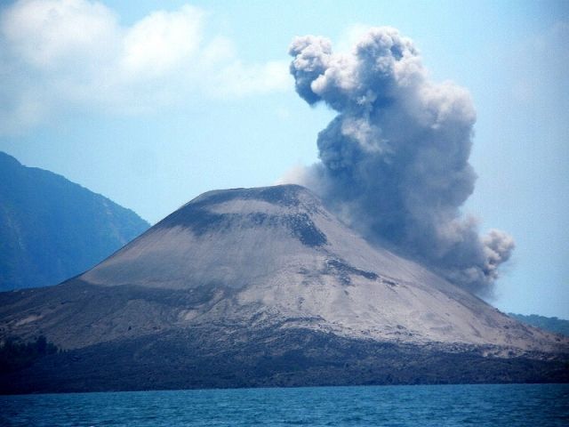 Gunung Anak Krakatau. Sumber Foto: Pinterest