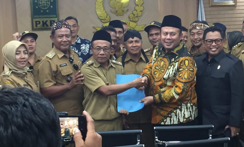 Penandatangan MoU Fraksi PKB dengan Perwakilan Kepala Desa se-Indonesia. Sumber Foto: Twitter @FraksiPKB.
