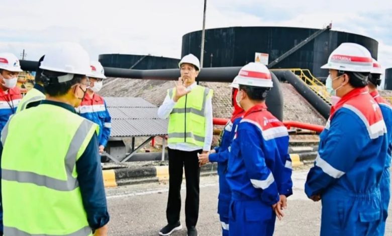 Jokowi saat meninjau Pertamina di Riau. Sumber Foto: Instagram @jokowi