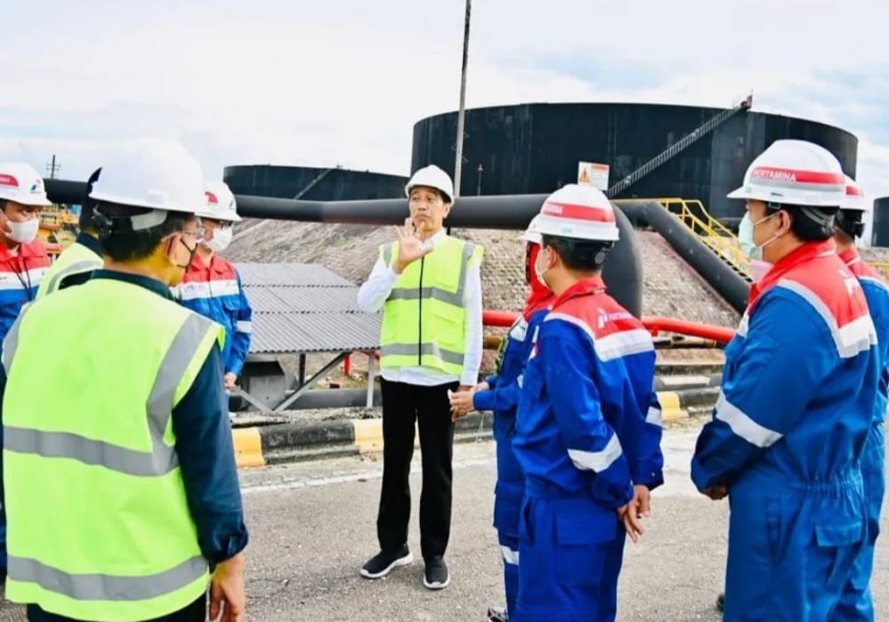 Jokowi saat meninjau Pertamina di Riau. Sumber Foto: Instagram @jokowi