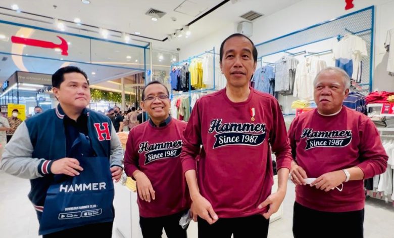 Presiden Jokowi bersama Menterinya saat mengenakan sweter Hammer brand lokal Indonesia. Sumber: Twitter @jokowi