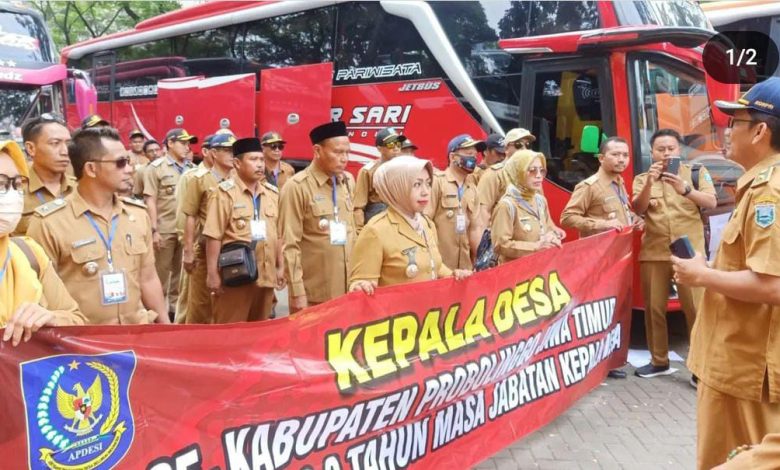 Sejumlah Kades Probolinggo saat Menggelar Aksi Damai di Jakarta. Sumber foto: Instagram @endlessprobolinggo