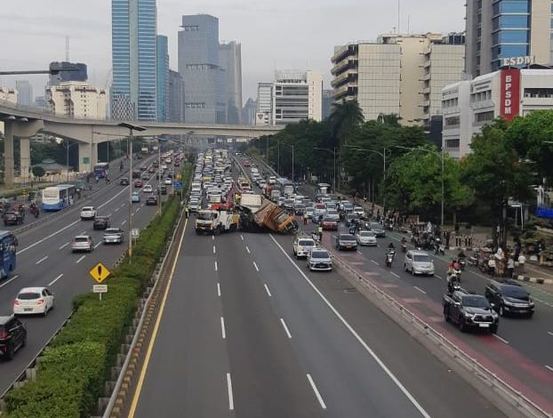 Penampakan kecelakaan dua truck tronton di tol dalam kota, sumber foto: Twitter @SonoraFM92