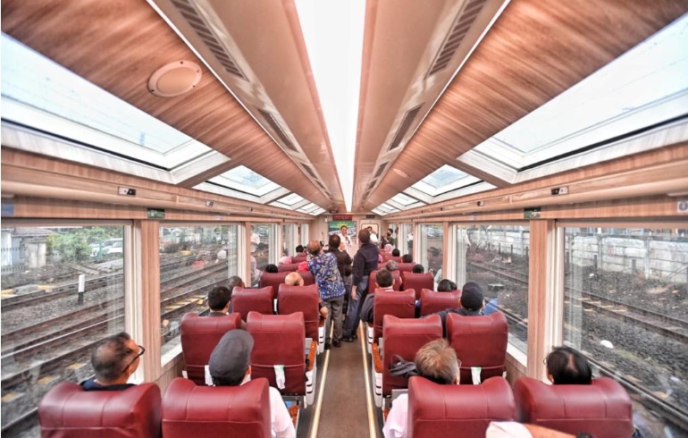 Kereta Panoramic memiliki jendela besar di kedua sisinya dan atap kaca yang dapat dibuka tutup secara otomatis. Sumber foto: Kemenhub