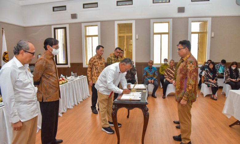 Penandatanganan kontrak bagi hasil WK ONWA dan OSWA. Sumber Foto: Website ESDM