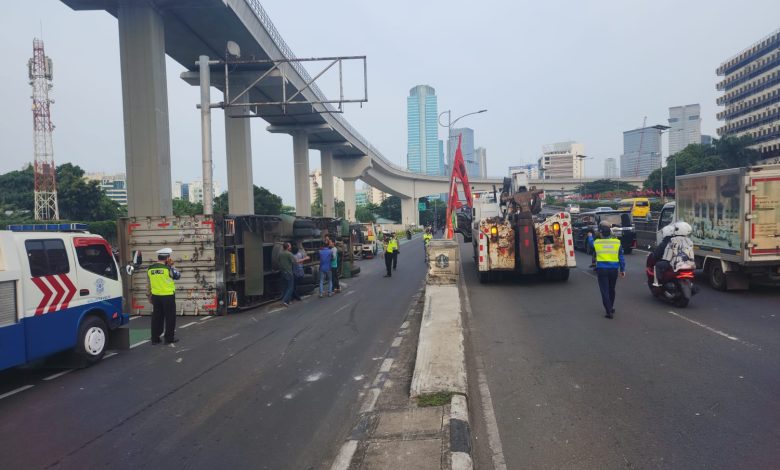 Proses evakuasi truk terguling di Jalan Gatot Subroto. Sumber Foto: @TMCPoldaMetro.