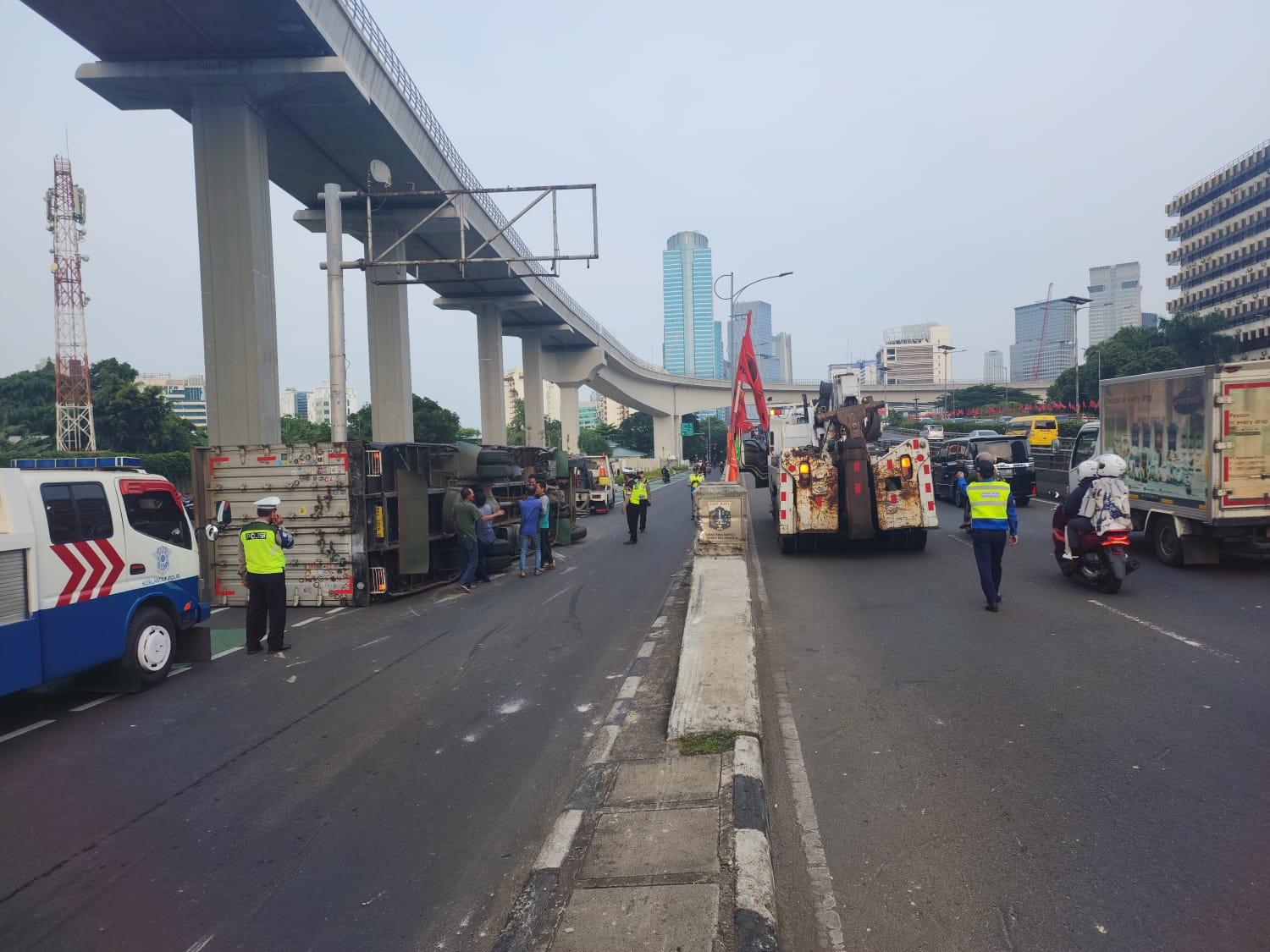 Proses evakuasi truk terguling di Jalan Gatot Subroto. Sumber Foto: @TMCPoldaMetro.