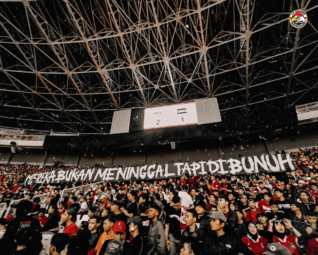 Suporter Indonesia membentangkan banner pada laga melawan Kamboja. Sumber foto: Twitter @LaGrandeIndo