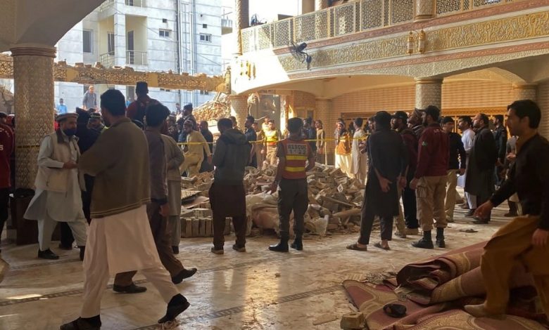 Kondisi pasca ledakan di masjid. Sumber Foto: Twitter @AJEnglish