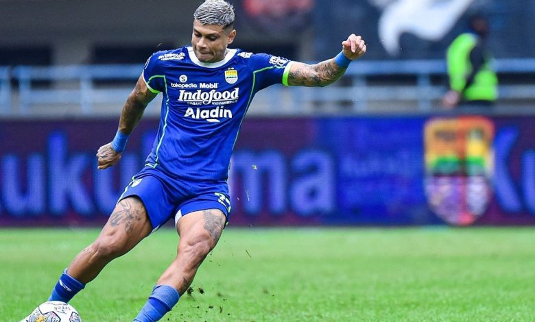 Ciro Alvez menjadi penentu kemenangan Persib atas Persija. Sumber foto: Twitter @persib