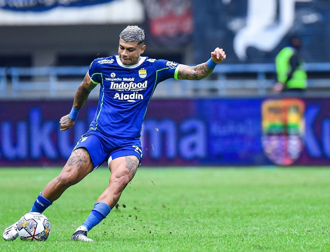 Ciro Alvez menjadi penentu kemenangan Persib atas Persija. Sumber foto: Twitter @persib