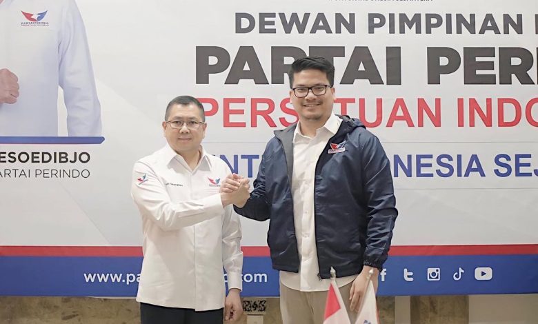 Michael Sianiapar bersama dengan Ketua Umum Partai Perindo Hary Tanoesoedibjo. Sumber: Instagram @michaelsianipar.