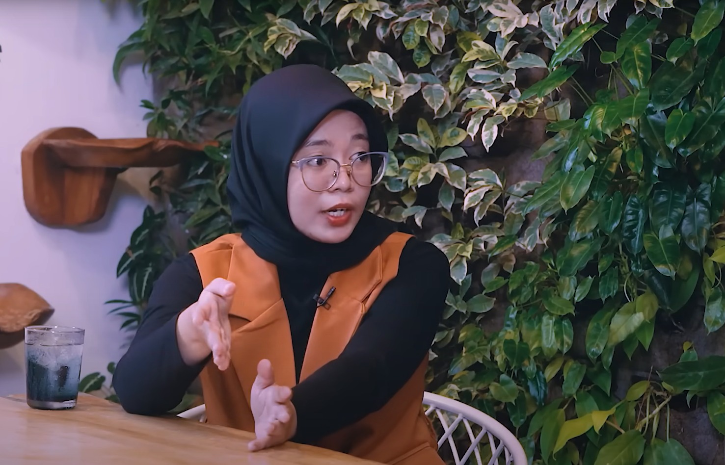 Norma Risma di kanal Youtube curhat bang Denny Sumargo. Sumber: Tangkapan Layar Youtube Denny Sumargo.