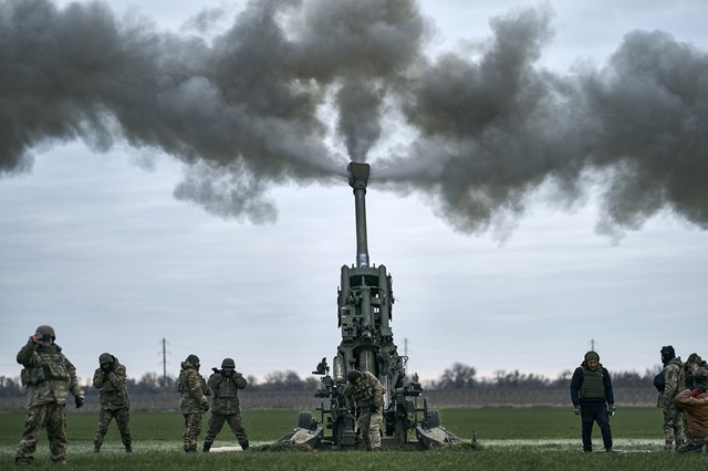 Tentara Ukraina dengan howitzer M777 dari AS. Sumber foto: news.sky.com