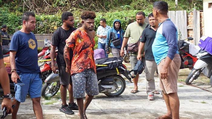 FT (tersangka pembakaran wanita) dibekuk Polres Sorong. Sumber foto: Tribrata News.Polri.go.id