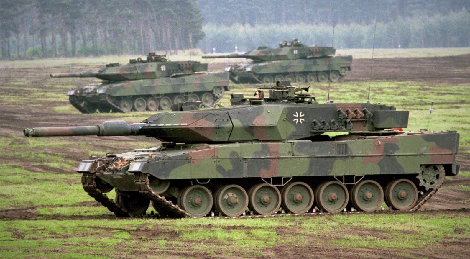 Tank Leopard buatan Jerman. Sumber foto: Twitter @carlbildt