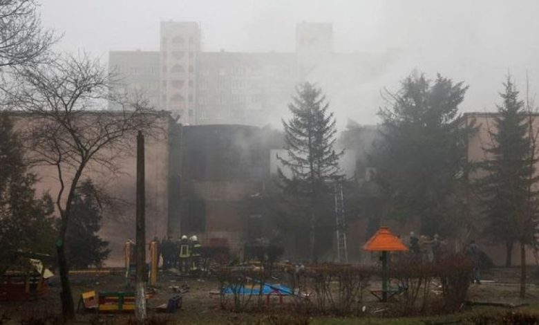 Situasi di lokasi jatuhnya helikopter yang menewaskan Mendagri Ukraina. Sumber Foto: Valentyn Ogirenko