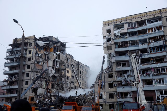 Kondisi Blok Apartemen Setelah diserang Rusia. Sumber foto: news.sky.com