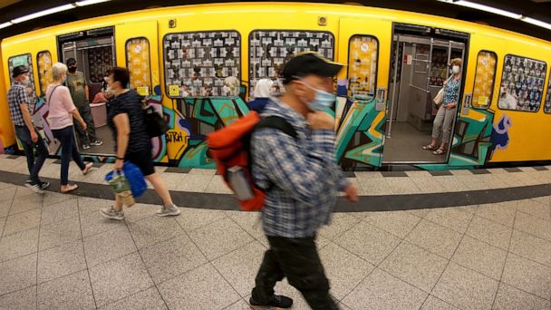 Penumpang kereta di Berlin. Sumber Foto: website abcnews.