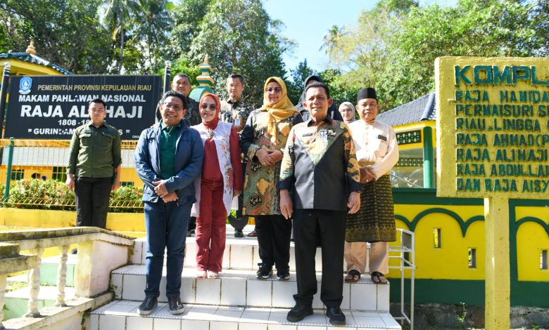 Abdul Halim Iskandar (Menteri Desa PDTT) bersama Ansar Ahmad (Gubernur Prov. Kepulauan Riau) Wisata Religi. Sumber foto: kepriprov.go.id