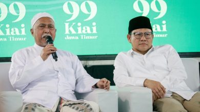 Keterangan Foto: KH Ahmad Fuad Nur Hasan (Pengasuh Ponpes Sidogiri) bersama Muhaimin Iskandar (Ketum PKB). Sumber Foto: Istimewa.