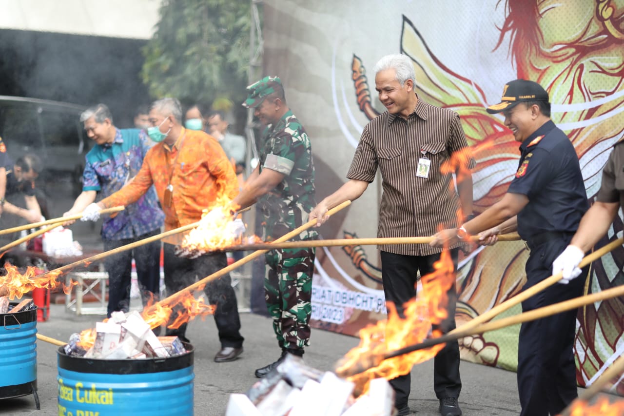 Ganjar Pranowo (Gubernur Jateng) bersama Bea Cukai Wilayah Jateng dan DIY. Sumber foto: jatengprov.go.id