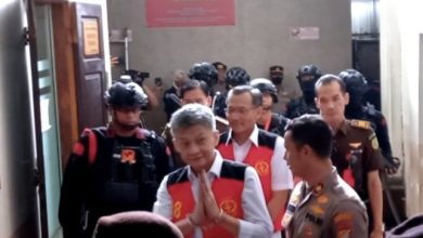 Terdakwa Hendra Kurniawan, Agus Nurpatria, dan Terdakwa Arif Rachman Arifin hadapi sidang vonis hari ini. Sumber foto: pn-jakartaselatan.go