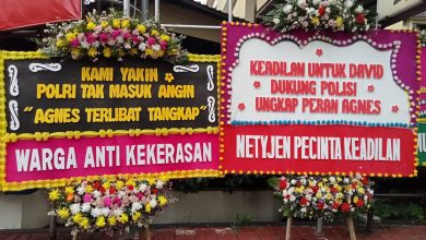Karangan Bunga Penuhi Halaman Polres Metro Jaksel, Masyarakat Tuntut Agnes Ditangkap Keterangan Foto: Karangan Bunga Penuhi Halaman Polres Metro Jaksel. Sumber Foto: Twitter @habibthink