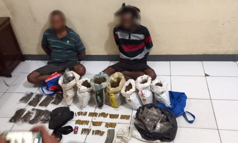 Polisi ringkus kedua pelaku pengedar ganja. Sumber foto: tribratanews.polri.go.id