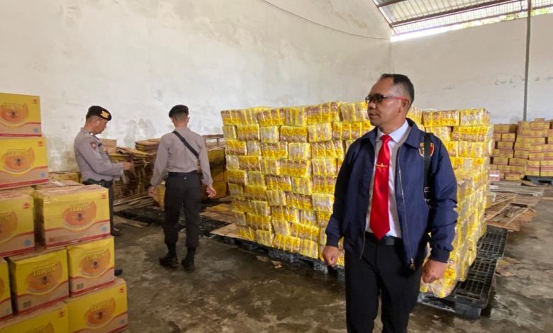 Kombes Pol Aris Sulistyono (Kapolresta Bengkulu) lakukan sidak minyak subsidi di salah satu tempat distributor Bengkulu. Sumber foto: Tribratanews.Bengkulu.Polri.go.id