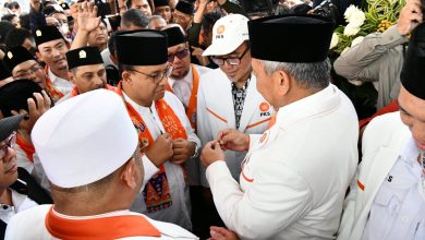 Anies Baswedan (Eks Gubernur DKI Jakarta) saat penyematan pin Indonesia sebelum masuk kantor DPP PKS. Sumber Foto: Twitter @DPP PKS