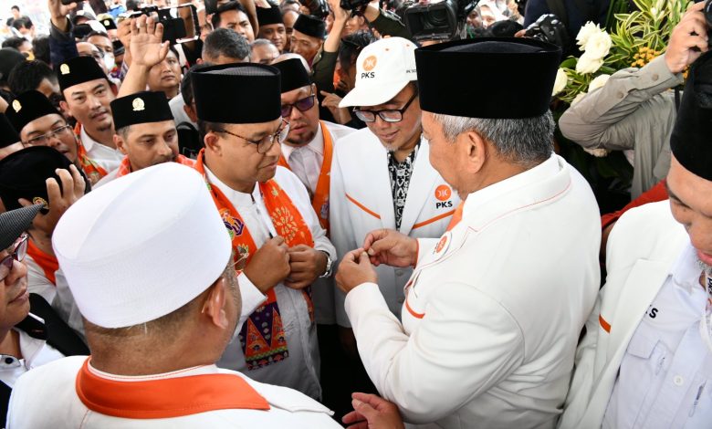 Anies Baswedan (Eks Gubernur DKI Jakarta) saat penyematan pin Indonesia sebelum masuk kantor DPP PKS. Sumber Foto: Twitter @DPP PKS